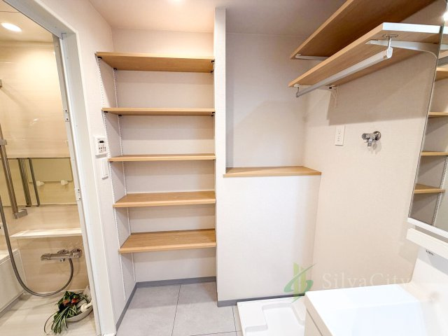 学芸大ダイヤモンドマンションの洗面所|洗面室には収納スペースを確保。タオルや洗面用品など、生活感の出やすいアイテムを整理できます。