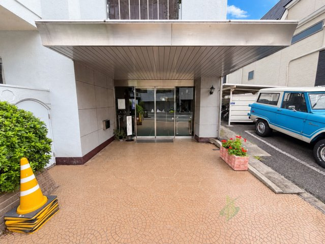 学芸大ダイヤモンドマンションのエントランス|住まいの顔となるエントランス。庇が設けられ、建物内へと続くアプローチです。