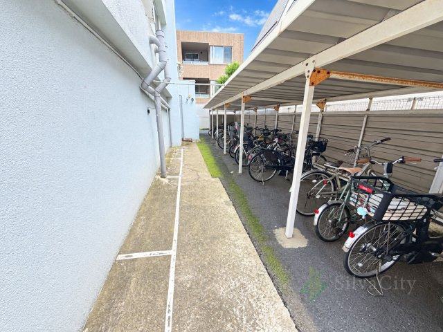 学芸大ダイヤモンドマンションの駐輪場|屋根付きの駐輪スペース。雨の影響を受けにくく、自転車を利用する方にも便利です。※利用条件・空き状況は要確認。