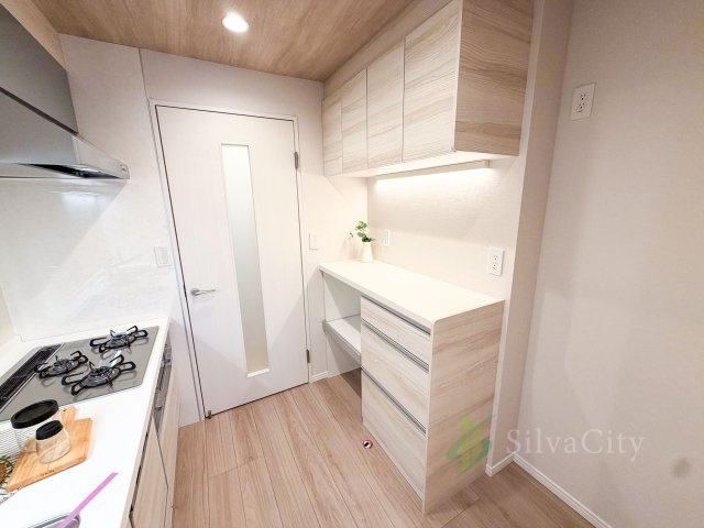 学芸大ダイヤモンドマンションのキッチン|キッチン背面には収納棚を配置。食器や調理用品、ストック類の整理にも活躍します。
