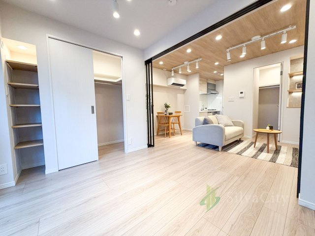 学芸大ダイヤモンドマンションの洋室|洋室からLDKを望む開放的な間取り。空間のつながりを感じられ、ライフスタイルに合わせて使い分けられます。