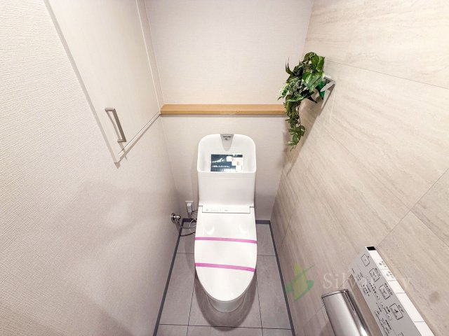 学芸大ダイヤモンドマンションのトイレ|リノベーションで新規交換されたトイレ。清潔感のあるすっきりとした空間に仕上がっています。