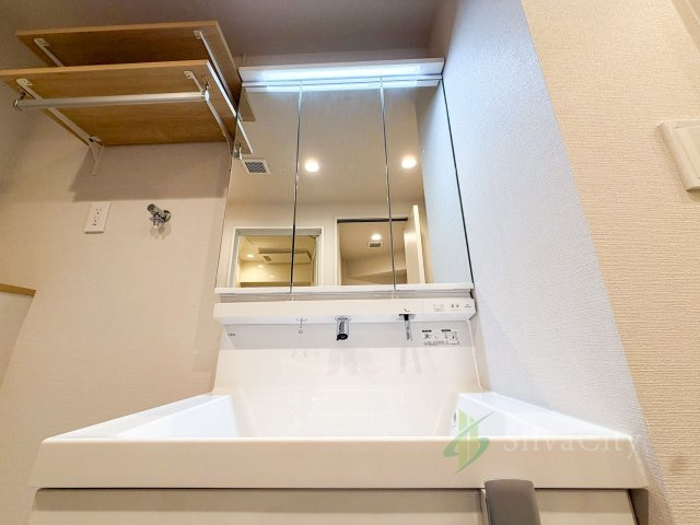 学芸大ダイヤモンドマンションの独立洗面台|身支度を気持ちよく行える洗面化粧台。新規交換済みで、清潔感のある水まわりです。