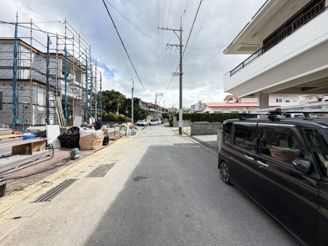 浦添市牧港2丁目（全3棟）A号棟の前面道路含む現地写真|※南西側公道6m♪
