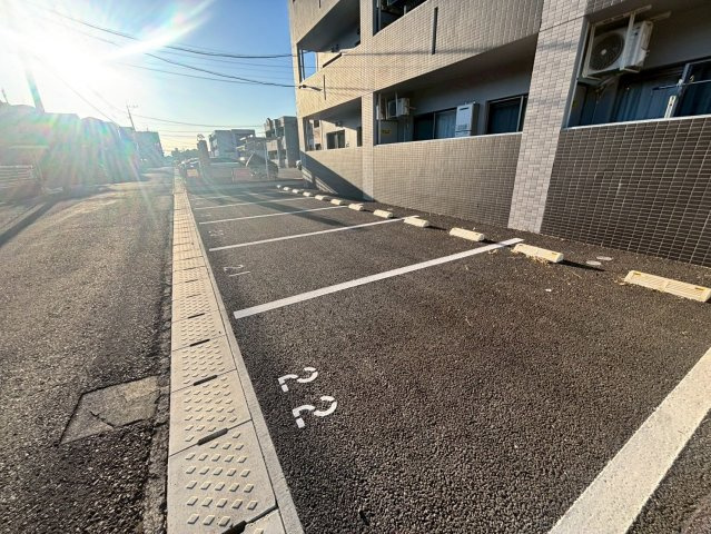 フラワーコンコルディアの駐車場