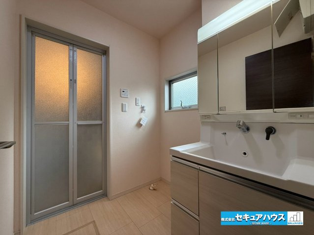【中古戸建】知多市八幡字森之前の独立洗面台|【洗面台】
◆鏡の裏にはたっぷりと収納スペースを標準装備！
◆電源を付属しているのでドライヤーなど利用できます。