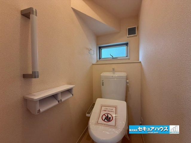 【中古戸建】知多市八幡字森之前のトイレ|【高機能トイレ】
◆高機能トイレの多くは便器のフタの開閉が自動であり、使用後に手動で水を流す面倒もなく非常に便利です。スタイリッシュな見た目で、お掃除しやすく、節水効果が高いです。

