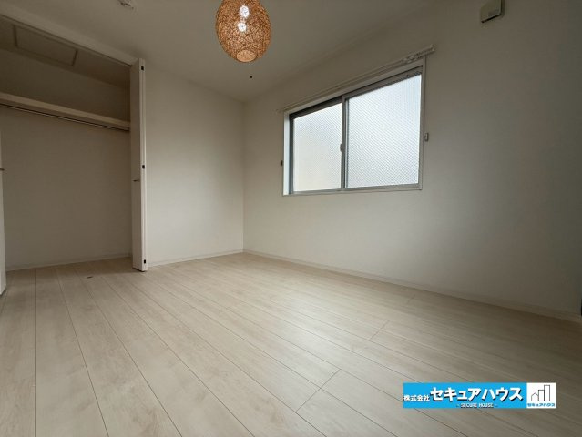 【中古戸建】知多市八幡字森之前の洋室|【洋室】
◆広々とした居住空間は日々の暮らしを彩り、心のやすらぎと満足感を与えてくれます。通風と採光を考慮した設計は子供たちはのびのび育ち、家族でくつろぎと団らんを生み出します。