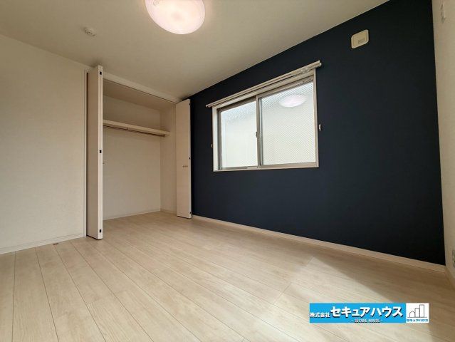【中古戸建】知多市八幡字森之前の洋室|【洋室】
◆家族一人ひとりの大切なプライベート空間。趣味に合わせて使って頂けるようシンプルに仕上げてあります。暮らし心地を大きく左右する収納を、適材適所に配置し使い勝手を考慮しました。　
