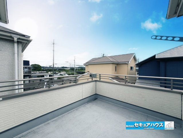 【中古戸建】知多市八幡字森之前のバルコニー|【バルコニー】
◆見晴らしもよく、太陽の温かな温もりをめいっぱい受け止めてくれます。
太陽の光と爽やかな風を受けたお洗濯物はあっという間に乾き、取りこむ時には太陽の匂いを感じられそうですね。　