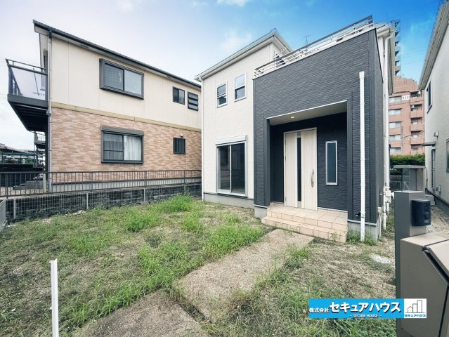 【中古戸建】知多市八幡字森之前の庭|【庭】
♦玄関前にお庭が付いてるため、お子様とプール遊びやBBQが楽しめそうです。
♦ガーデニングにも最適です♪