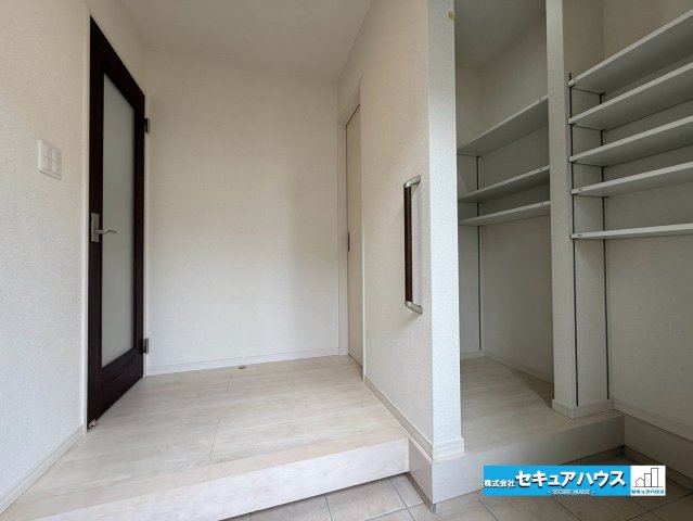 【中古戸建】知多市八幡字森之前の玄関|【玄関】
◆お家に出会う人々を迎える玄関だからこそ、広々清潔感あふれる空間にしたいものです。採光・通風にも配慮された設計で毎日明るい空間をキープします♪
