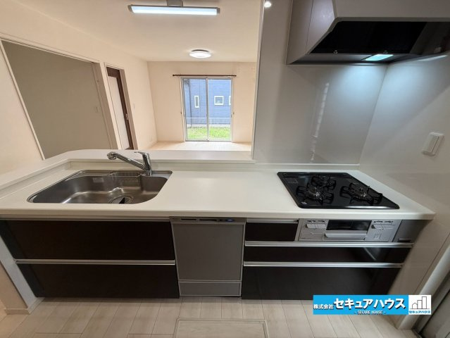 【中古戸建】知多市八幡字森之前のキッチン|【キッチン】
◆同時にたくさんの料理が調理できる。「焼く・蒸す・煮る」の工程を同時進行で進めることができるので、料理を素早く作ることができます。育児でバタバタ忙しいママに嬉しい♪