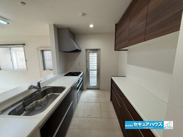 【中古戸建】知多市八幡字森之前のキッチン|【キッチン】
♦キッチン後には、収納棚があるため便利です。