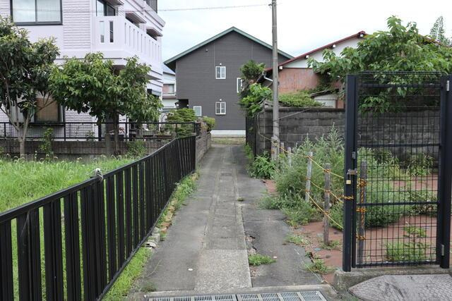 沼津市大岡の売地|本物件への通路が狭いです。