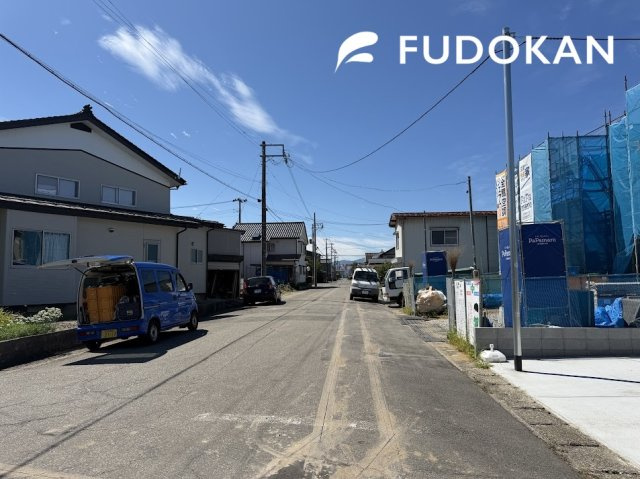 鶴岡市城北町【全館空調＋プラスリビング】1号棟の前面道路含む現地写真|前面道路