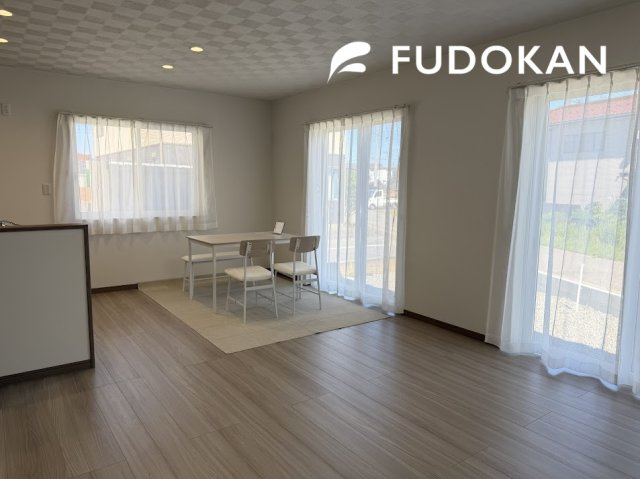 鶴岡市城北町【全館空調＋プラスリビング】1号棟の居間・リビング|リビングは広々です。家族の団欒の場として家庭を包みます。