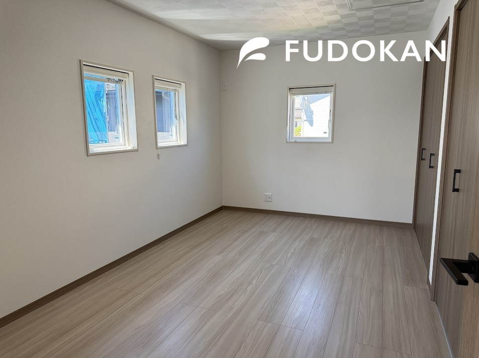 鶴岡市城北町【全館空調＋プラスリビング】1号棟の寝室|大きいベットを置いてもスペースの取れる寝室です。