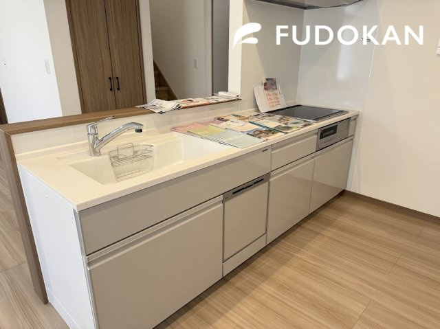 鶴岡市城北町【全館空調＋プラスリビング】1号棟のキッチン|広々ワイドなキッチンは料理がしやすく快適です。