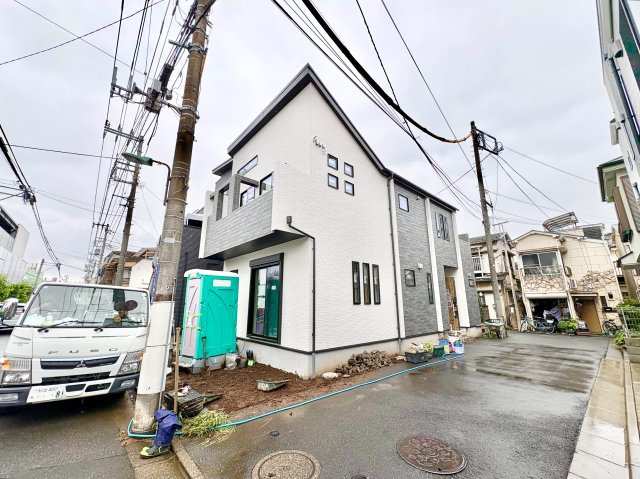 《仲介手数料半額》朝霞市本町1丁目 限定1棟の外観|朝霞駅徒歩8分の好立地。21帖超のLDKや7.5帖の主寝室を備えた4LDK。3方道路の開放感に加え、住宅性能も最高等級を取得した安心感のある新築戸建です。