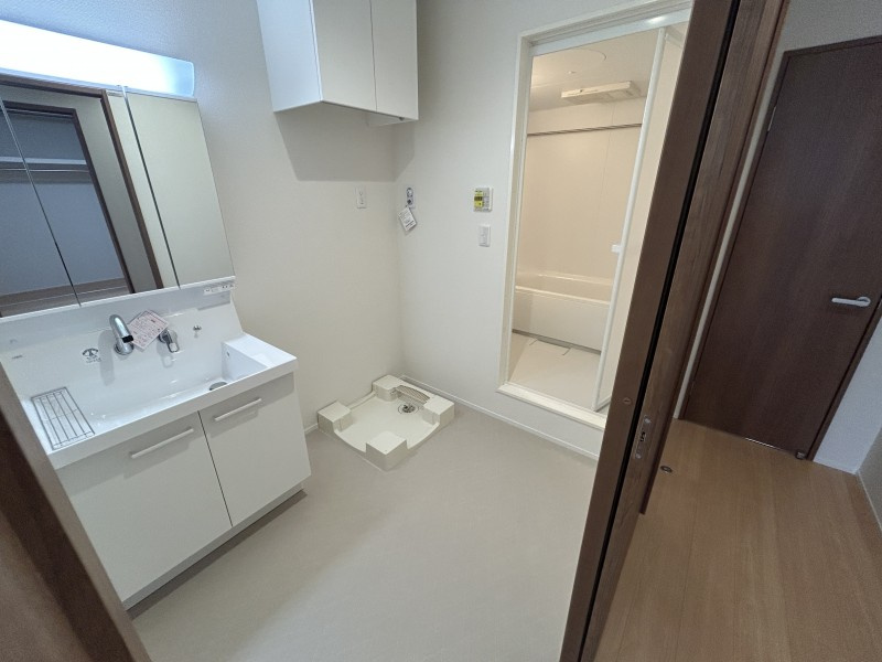 ヴィラ・コレマサ（Nearly ZEH/ZEH Ready）の洗面所|ゆったりとスペースのある洗面所
