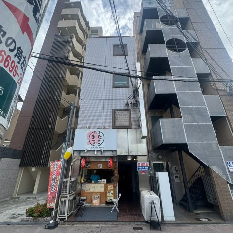 鶴ケ丘駅前ビルの外観