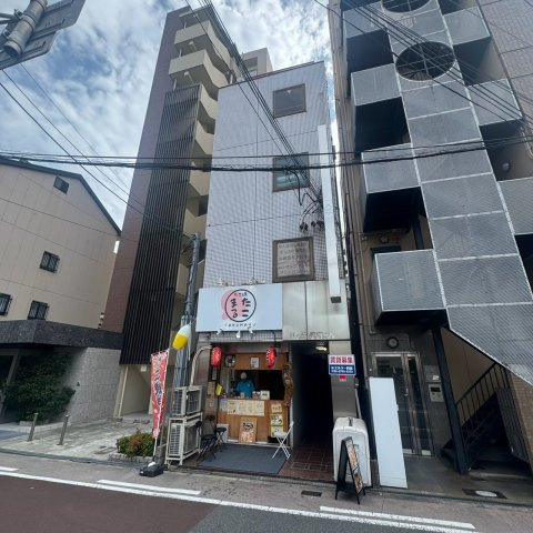 鶴ケ丘駅前ビルの外観