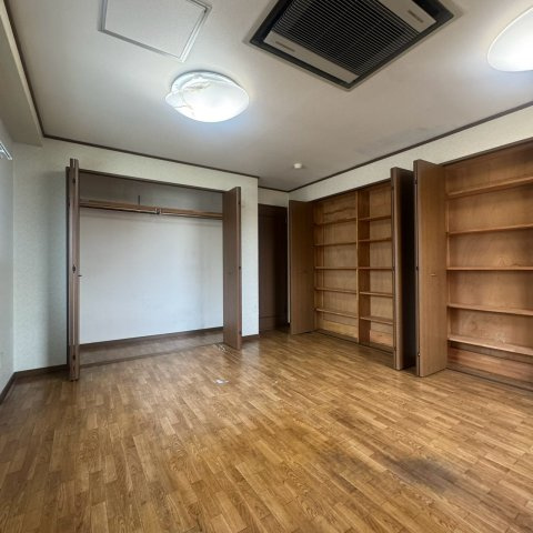 鶴ケ丘駅前ビルの洋室