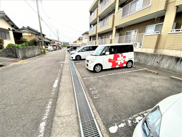 エステート光の駐車場