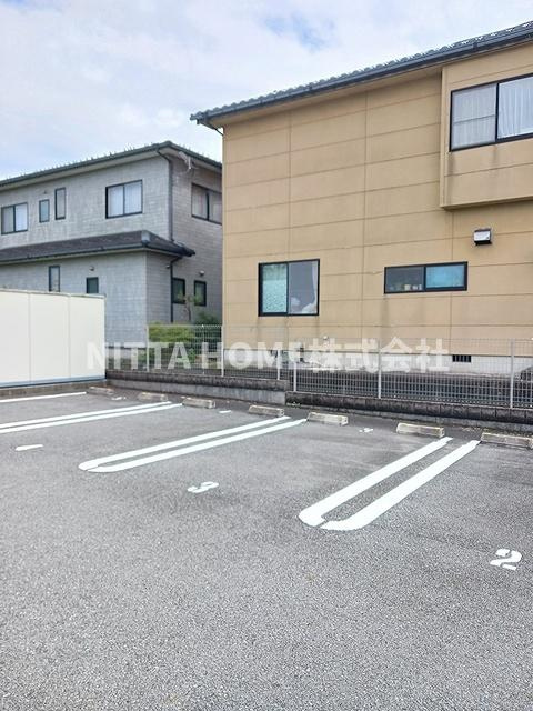 豊岡市宮島のアパートの駐車場|敷地内に駐車場も付いています◎