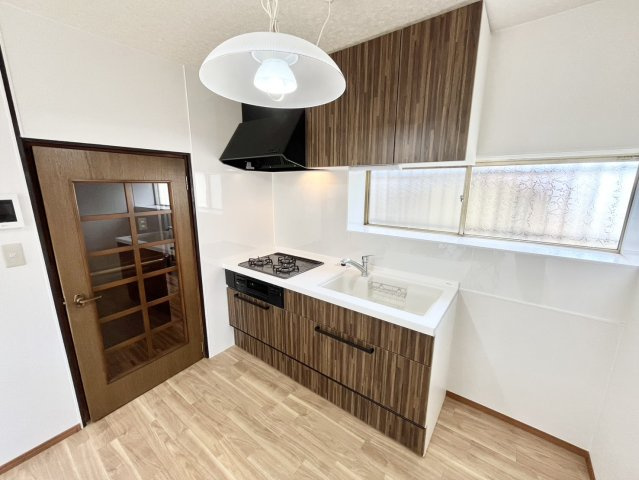下妻市下妻丙-3 リフォーム物件　のキッチン|〇キッチン〇
 リフォーム済みシステムキッチン♪ 窓付きで手元は明るく（＾＾）三口コンロでお料理の準備も捗ります！
2026年9月撮影
