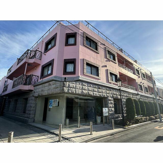 【外観】 | ドゥーム・コスメケア | 鉄筋コンクリート造のがっちりとした建物。