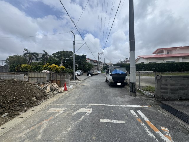 浦添市牧港2丁目（全3棟）C号棟の前面道路含む現地写真|※南西側公道6m♪