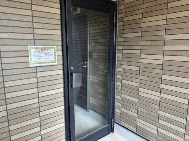 福岡市中央区谷２丁目のアパートのエントランス