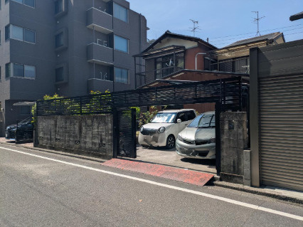 「市街地近く便利」高知市鷹匠町2丁目　中古一戸建ての前面道路含む現地写真|お車をしっかりと停められる駐車スペース完備。前面道路との出入りもスムーズに行えます。