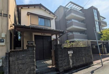 「市街地近く便利」高知市鷹匠町2丁目　中古一戸建ての外観|落ち着きのある閑静な住宅街に位置する一戸建て。重厚感のある門構えと和の趣が魅力的です☆