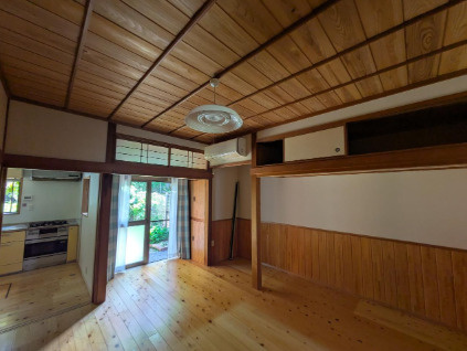 「市街地近く便利」高知市鷹匠町2丁目　中古一戸建ての居間・リビング|大きな窓から豊かな採光が差し込む明るい室内。天井の木目意匠が上質な空間を演出します。