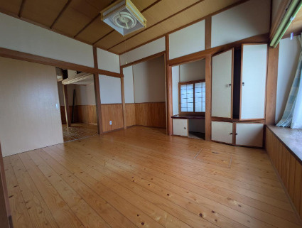 「市街地近く便利」高知市鷹匠町2丁目　中古一戸建ての洋室|温かみのある木目調のフロアが広がる居室。収納スペースも豊富で、お部屋を広く使えます。
