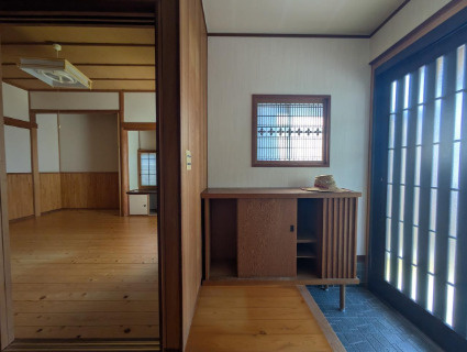 「市街地近く便利」高知市鷹匠町2丁目　中古一戸建ての玄関|木のぬくもりを感じるナチュラルな玄関スペース。収納棚付きで、空間をスッキリ保てます。
