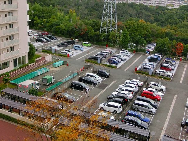 須磨パークヒルズC棟の駐車場