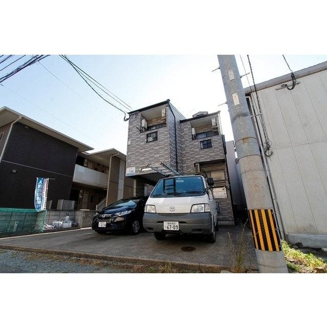 福岡市中央区地行４丁目のアパートのエントランス