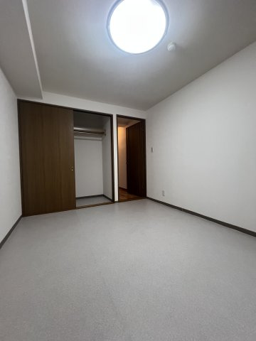 マンションOMOYAの洋室