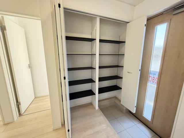 クレイドルガーデン前橋市今井町第１　１号棟の玄関|【イメージ画像】シューズボックス完備の玄関