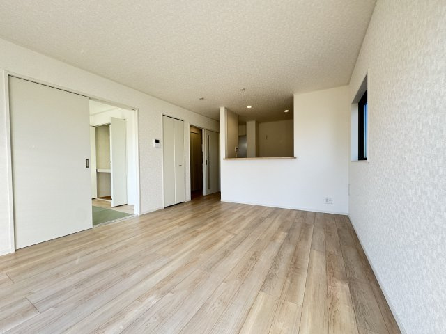 クレイドルガーデン前橋市今井町第１　１号棟の居間・リビング|【イメージ画像】人気の対面式キッチンを配した空間はお好みの家具も合わせやすく、家族がくつろぐ快適な空間造りをサポート。窓からは明るい陽光が差し込みます。