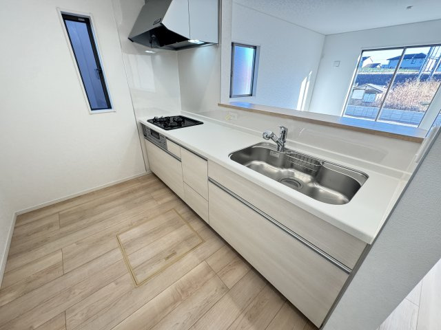 クレイドルガーデン前橋市今井町第１　１号棟のキッチン|【イメージ画像】人気のカウンターキッチン採用です☆
コンロも３口ご用意しています！調理スペースも広くストレスなくお料理できます。
浄水器つきなので美味しいお水も飲めますよ♪収納も沢山ご用意しています。