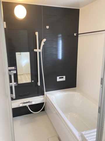 クレイドルガーデン前橋市今井町第１　１号棟の浴室|【イメージ画像】１坪タイプのフルオートバスです！
足を延ばして入れる広さなので一日の疲れも癒されますよ♪
室内物干しや浴室乾燥機もあるのでお天気の悪い日にはランドリースペースとしてもご利用できます！