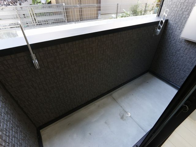 福岡市東区和白４丁目のアパートのバルコニー