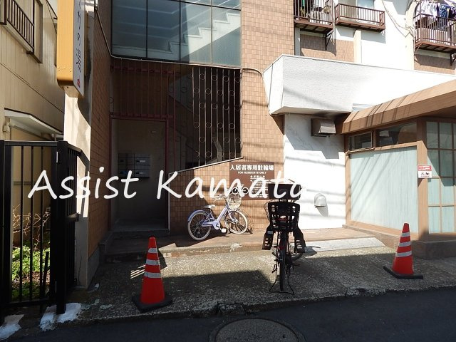 仲六マンションのエントランス