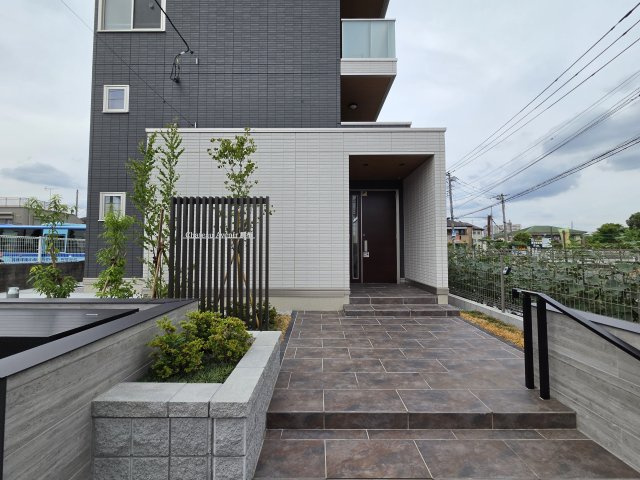 調布市国領町５丁目のアパートのエントランス