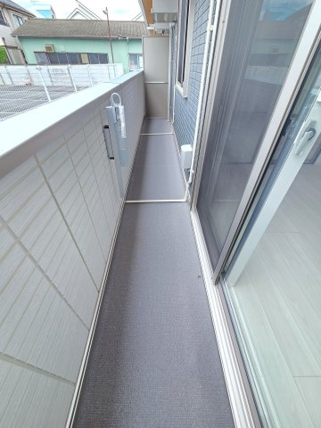 調布市国領町５丁目のアパートのバルコニー
